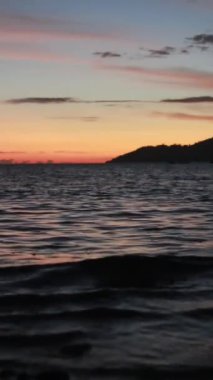 Kum ve Dalgalar Sahilde gün doğumunda