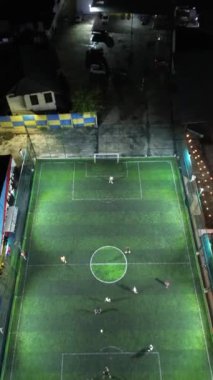 Dikey Drone Mini futbol maçı, futbol. MiniFootball sahası ve insansız hava aracından futbolcular