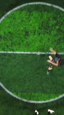 Dikey Drone Mini futbol maçı, futbol. MiniFootball sahası ve insansız hava aracından futbolcular