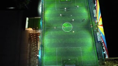 Mini futbol maçının havadan görünüşü, futbol. MiniFootball sahası ve insansız hava aracından futbolcular