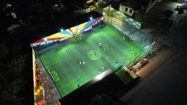 Mini futbol maçının havadan görünüşü, futbol. MiniFootball sahası ve insansız hava aracından futbolcular