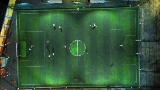 Luftaufnahme Von Mini Fußballspiel Fußball Minifußballfeld Und Fußballer Aus Der — Stockvideo