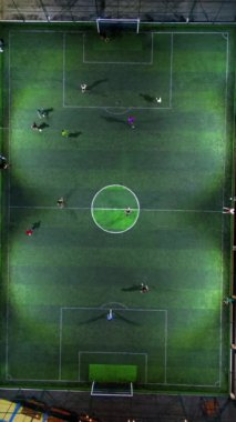 Dikey Drone Mini futbol maçı, futbol. MiniFootball sahası ve insansız hava aracından futbolcular