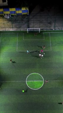 Dikey Drone Mini futbol maçı, futbol. MiniFootball sahası ve insansız hava aracından futbolcular