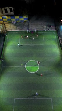 Dikey Drone Mini futbol maçı, futbol. MiniFootball sahası ve insansız hava aracından futbolcular