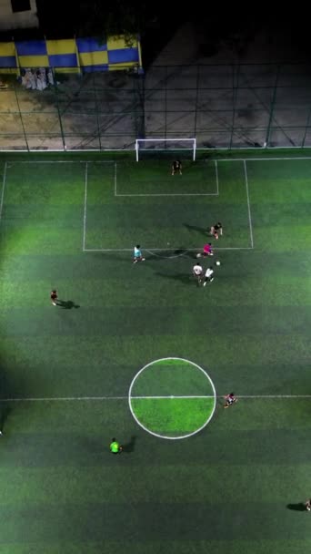 Vertical Drone Footage Von Mini Fußballspiel Fußball Minifußballfeld Und Fußballer — Stockvideo