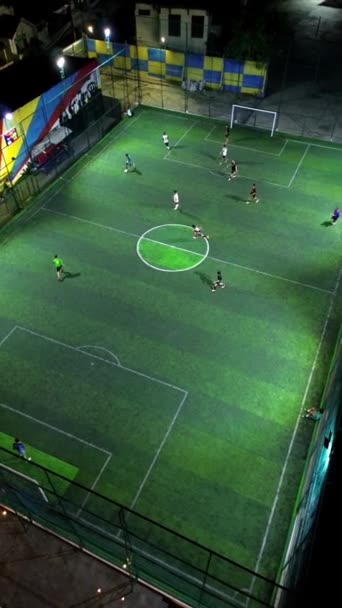 微型足球比赛 足球的垂直无人机镜头 小型足球场和来自无人驾驶飞机的足球运动员 — 图库视频影像