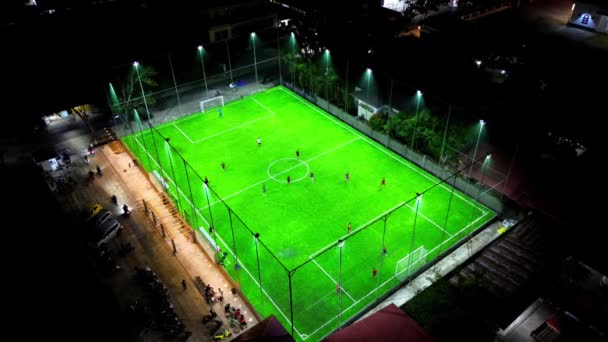 从空中俯瞰小型足球比赛 小型足球场和来自无人驾驶飞机的足球运动员 — 图库视频影像