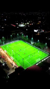 Dikey Drone Mini futbol maçı, futbol. MiniFootball sahası ve insansız hava aracından futbolcular