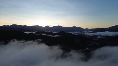 Gorontalo, Endonezya 'daki dağda sis manzarası. Sabahları bulutların üzerinde gün doğumu