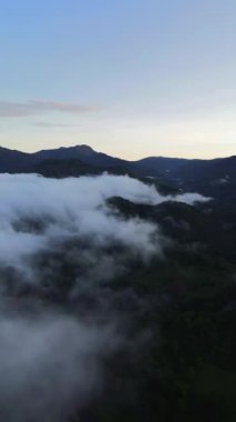 Gorontalo, Endonezya 'daki dağda sis görüntüsü. Sabahları bulutların üzerinde gün doğumu