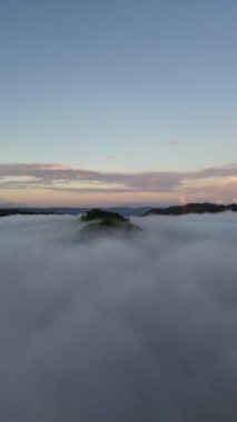 Gorontalo, Endonezya 'daki dağda sis görüntüsü. Sabahları bulutların üzerinde gün doğumu