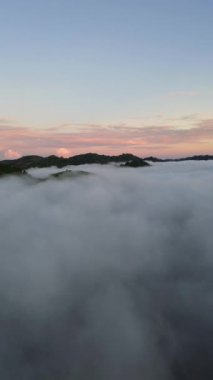 Gorontalo, Endonezya 'daki dağda sis görüntüsü. Sabahları bulutların üzerinde gün doğumu