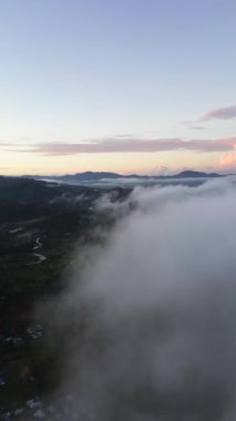 Gorontalo, Endonezya 'daki dağda sis görüntüsü. Sabahları bulutların üzerinde gün doğumu