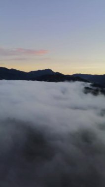 Gorontalo, Endonezya 'daki dağda sis görüntüsü. Sabahları bulutların üzerinde gün doğumu