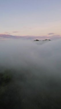Gorontalo, Endonezya 'daki dağda sis görüntüsü. Sabahları bulutların üzerinde gün doğumu