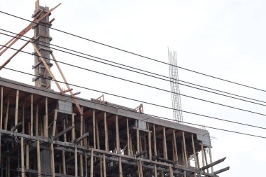 Süpermarket inşaatında Bambu iskelesi ya da koltuk değneği