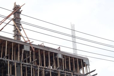 Süpermarket inşaatında Bambu iskelesi ya da koltuk değneği