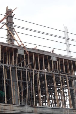 Süpermarket inşaatında Bambu iskelesi ya da koltuk değneği