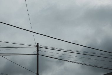 Elektrik direkleri ve yüksek voltajlı elektrik hatları