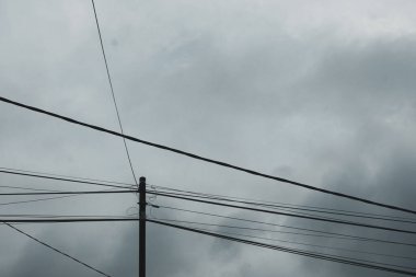 Elektrik direkleri ve yüksek voltajlı elektrik hatları