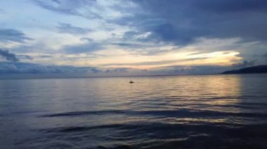 Sunset 'teki Okyanus Dalgaları' nın hava görüntüsü. Güneş Sakin Okyanus Dalgalarının Üzerinde Batarken Havadan Görünüm