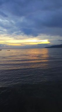 Günbatımında Okyanus Dalgaları 'nın dikey hava görüntüsü. Güneş Sakin Okyanus Dalgalarının Üzerinde Batarken Havadan Görünüm