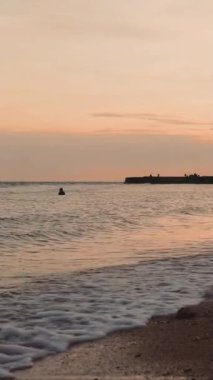 Öğleden sonra geçmişi olan güzel bir tropikal plajın dikey görüntüsü.