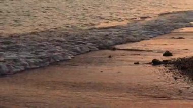 Öğleden sonra geçmişi olan güzel tropikal plaj