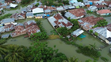 Tualango köyü, Gorontalo, Endonezya 'daki sel basmış bölgenin havadan görüntüsü