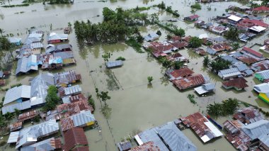 Tualango köyü, Gorontalo, Endonezya 'daki sel basmış bölgenin havadan görüntüsü 