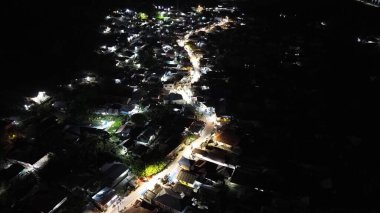 Akşamları şehrin caddelerinin hava manzarası. Gorontalo, Endonezya