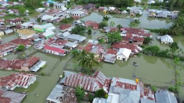 Tualango köyü, Gorontalo, Endonezya 'daki sel basmış bölgenin havadan görüntüsü 