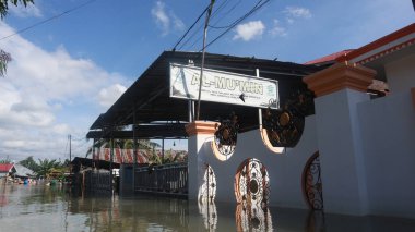 Tualango, Gorontalo, Endonezya köyünde sel baskınlarına uğrayan evler