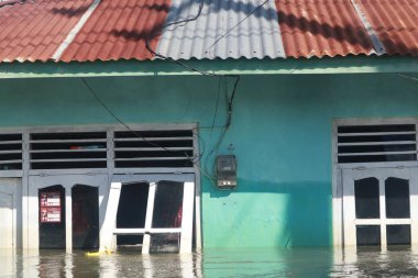 Tualango, Gorontalo, Endonezya köyünde sel baskınlarına uğrayan evler