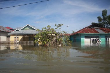 Tualango, Gorontalo, Endonezya köyünde sel baskınlarına uğrayan evler