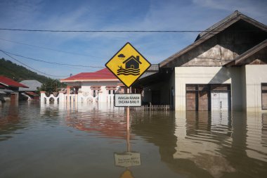 Tualango, Gorontalo, Endonezya köyünde sel baskınlarına uğrayan evler