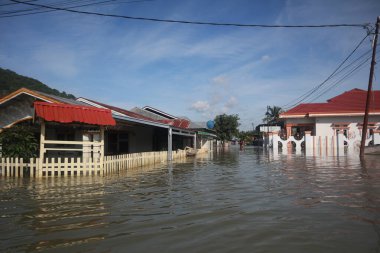 Tualango, Gorontalo, Endonezya köyünde sel baskınlarına uğrayan evler