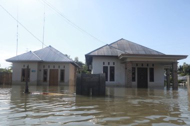 Tualango, Gorontalo, Endonezya köyünde sel baskınlarına uğrayan evler