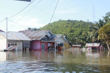 Tualango, Gorontalo, Endonezya köyünde sel baskınlarına uğrayan evler