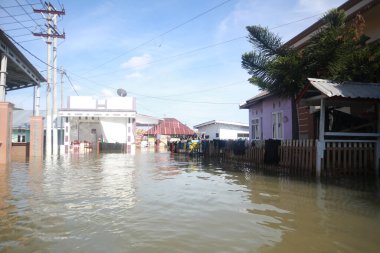 Tualango, Gorontalo, Endonezya köyünde sel baskınlarına uğrayan evler