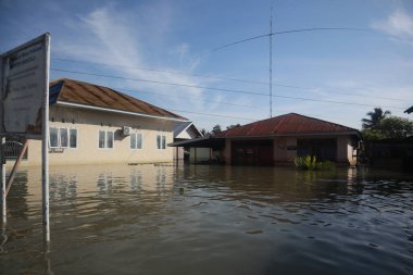 Tualango, Gorontalo, Endonezya köyünde sel baskınlarına uğrayan evler