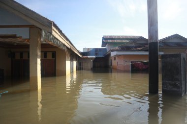 Tualango, Gorontalo, Endonezya köyünde sel baskınlarına uğrayan evler