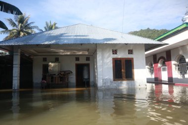 Tualango, Gorontalo, Endonezya köyünde sel baskınlarına uğrayan evler