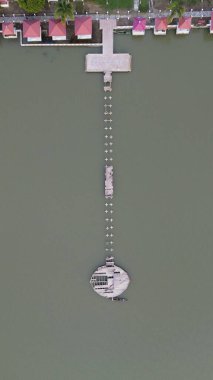 Ahşap iskelenin en üst manzarası. Rıhtım hasar gördü.