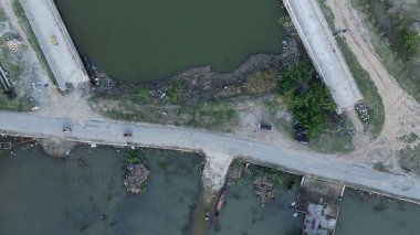 Gorontalo, Endonezya 'da nehir kenarındaki yolun havadan görünüşü