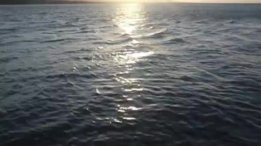 Güneş ışığı Işıl ışıl göl yüzeyine yansıyor