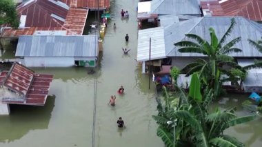 Sabah Tualango köyünden geçen insanların hava görüntüsü