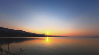 Gölde güzel bir günbatımının zamanı. Yaz manzarası