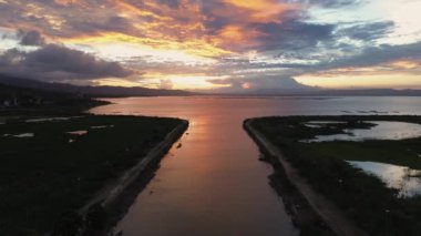 Günbatımı arkaplanlı Göl Hava Görüntüsü